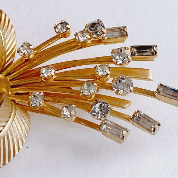 Signed Sarah Coventry Mid Century Gold Tone Rhinestone Bow Spray Brooch - Picture 5 of 12